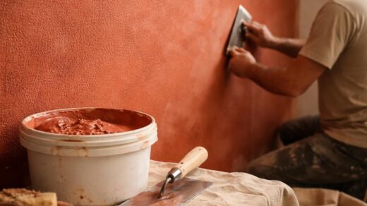 découvrez nos conseils pour réussir une peinture à la chaux avec un rendu sablé ocre rouge parfait, alliant authenticité et élégance pour vos murs.