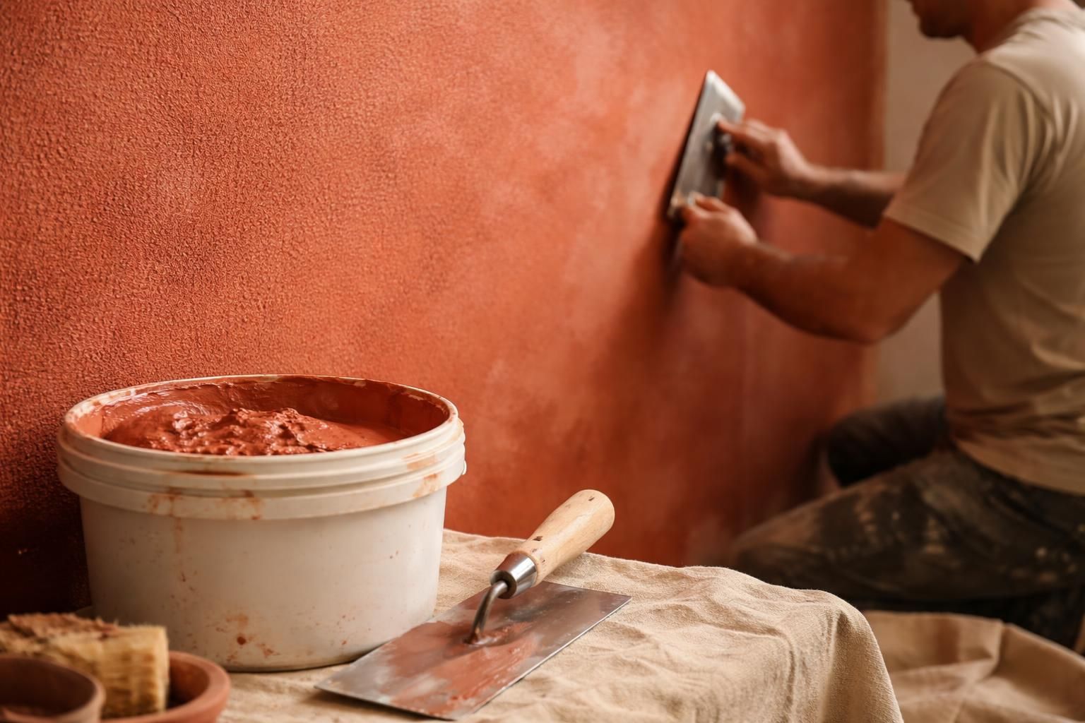 découvrez nos conseils pour réussir une peinture à la chaux avec un rendu sablé ocre rouge parfait, alliant authenticité et élégance pour vos murs.