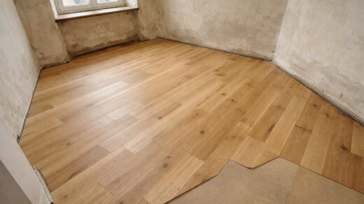 découvrez nos conseils et techniques pour poser un parquet parfaitement dans une pièce qui n'est pas d'équerre, pour un résultat esthétique et durable.