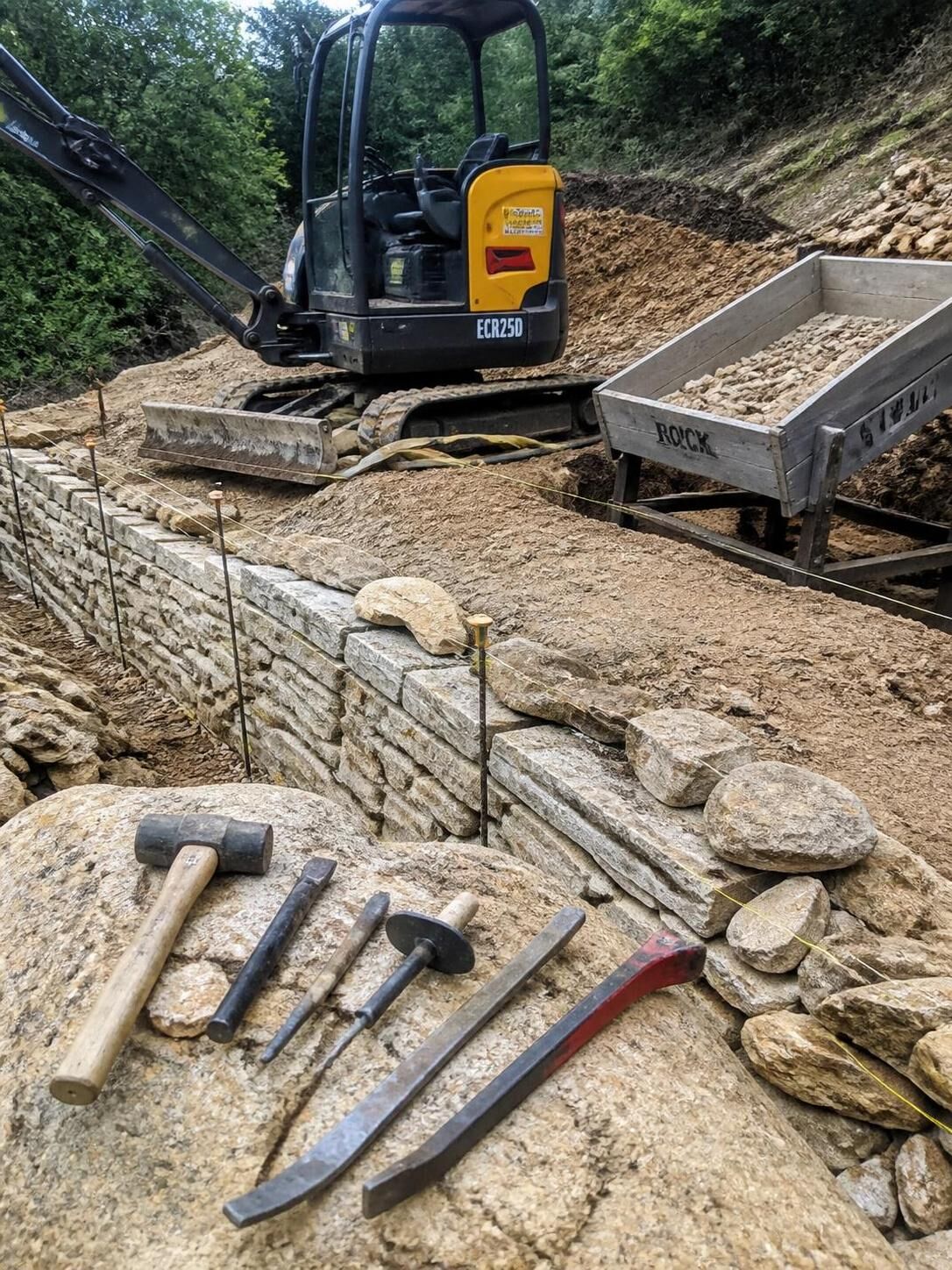 Découvrez le métier de murailler en pierre sèche, un artisanat ancestral alliant savoir-faire traditionnel et technique durable pour créer des murs solides et esthétiques.