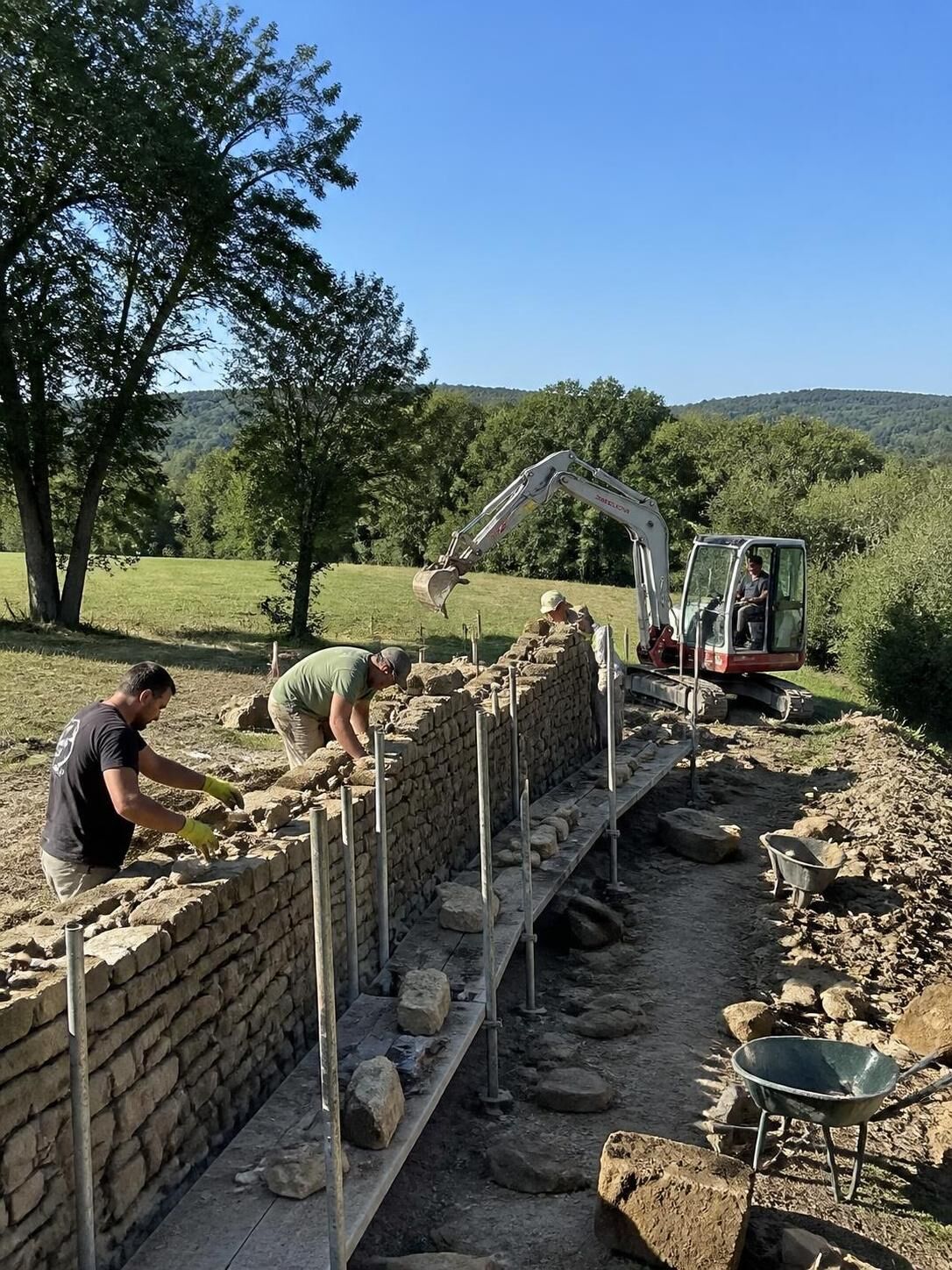Découvrez le métier de murailler en pierre sèche, un savoir-faire ancestral alliant tradition et technique pour bâtir des ouvrages durables et esthétiques.